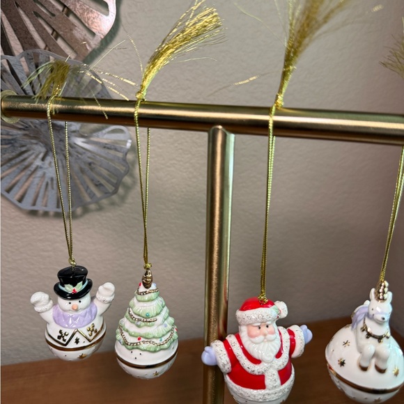 Lenox Set of 4 Mini Sleigh Bell
Ornaments Original
Packaging Excellent
Condition - Picture 3 of 8